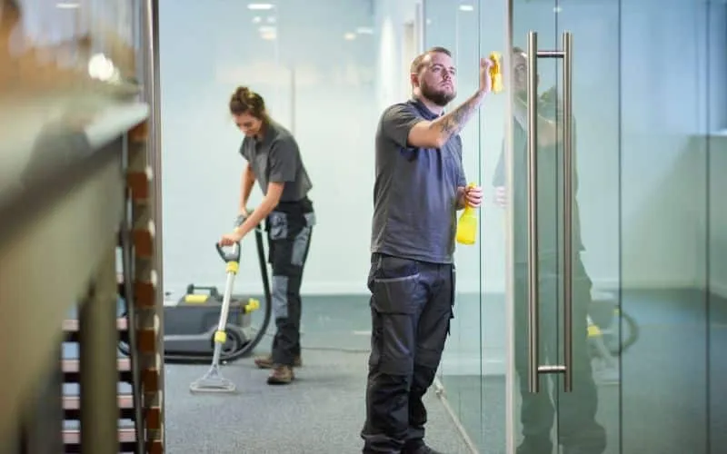 come pulire i vetri degli uffici in modo professionale