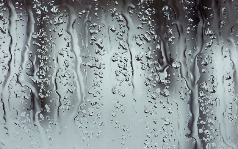 gocce d'acqua su vetro doccia favorisce formazione calcare