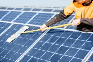 lavaggio fai da te di un pannello solare