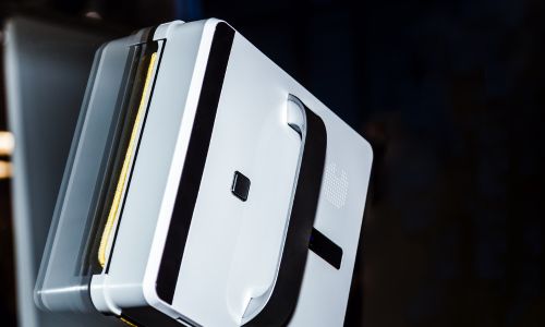 Robot lavavetri elettrico applicato a una superficie in vetro