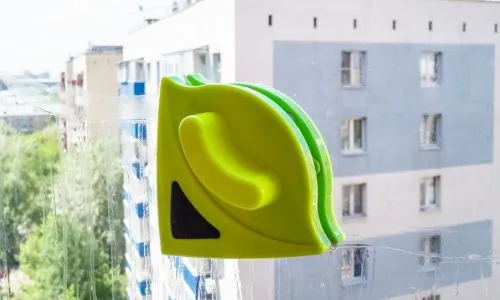 lavare i vetri con il magnete