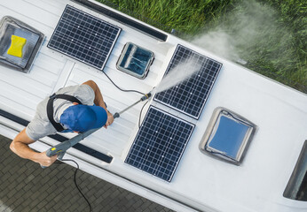 Pulizia dei pannelli solari sul camper