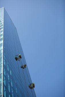 pulizia di una facciata di un grattacielo