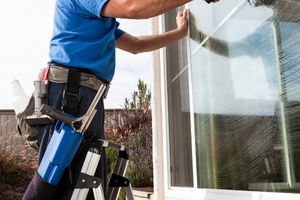 rimuovere le vetrofanie senza rovinare il vetro
