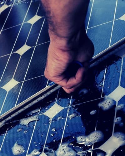 uomo lava un fotovoltaico